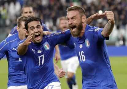 Daniele De Rossi (d) de Italia celebra el gol del empate con su compañero Eder.