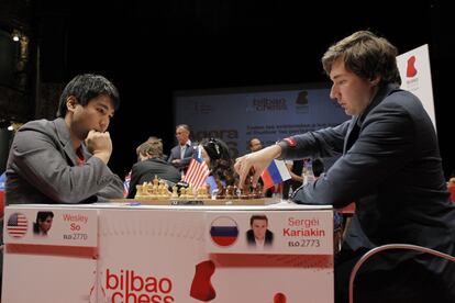 Wesley So y Serguéi Kariakin durante su partida de ayer, en el Teatro Campos Elíseos de Bilbao