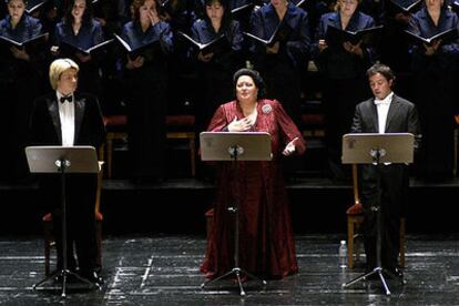 De izquierda a derecha, Nicolai Baskov, Montserrat Caballé y Javier Galán, durante la ópera <i>Cleopatra</i>.