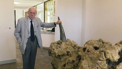 Eduardo Arroyo posa junto a una de sus obras en Saint Paul de Vence.