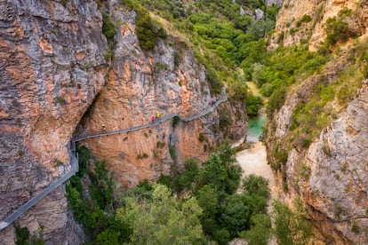 Las pasarelas de Alquézar (Huesca) en pleno casco urbano, ofrecen una experiencia extraordinaria, totalmente segura. Eso sí, hay que reservar el acceso.