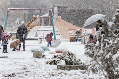 Varios niños juegan con la nieve en un parque de la capital soriana.
