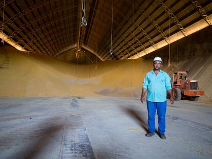 Un empleado en Sinop muestra un enorme depósito de grano, donde la soja y el maíz son almacenados a temperatura y humedad controlada para, paulatinamente, ser transportados por camión y luego exportados.