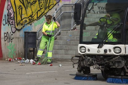 Operaris de neteja treballen al barri del Raval de Barcelona.