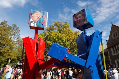 Dos robots con los rostros de Trump y Clinton en el campus de la Universidad Washington, este domingo, en San Luis