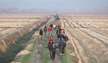 Un grupo de refugiados después de un intento fallido de pasar la frontera griega cerca del río Meric (Evros), el 2 de marzo. Algunos migrantes han relatado que cuando han tratado de regresar a las ciudades turcas en las que vivían, ante la constatación de que el paso ni está abierto ni parece que vaya abrirse, han sido interceptados por la Policía turca, que les ha forzado a regresar a la zona fronteriza con Turquía.