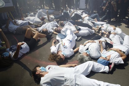 'Performance' del personal sanitario del hospital Robert Debre de París. Médicos y enfermeras protestan para exigir un aumento de salario y mejoras en el sistema de salud francés.