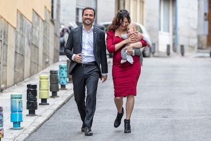 Alberto Garzón, junto a su esposa y uno de sus hijos, en junio.