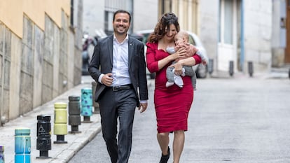 Alberto Garzón, junto a su esposa y uno de sus hijos, en junio.