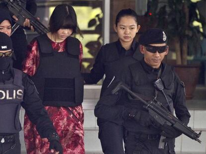 La vietnamita Doan Thi Huong (c), una de las dos acusadas del asesinato de Kim Jong-am, sale de un tribunal en Kuala Lumpur (Malasia), este viernes.
