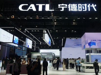 Visitantes en el puesto de CATL en el Salón del Automóvil de Shanghái 2023.