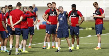 Hodgson da instrucciones durante un entrenamiento de Inglaterra.