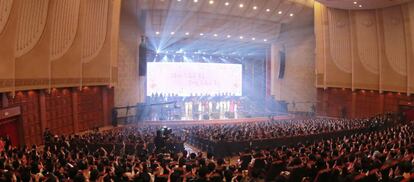 Vista geral do teatro onde foi realizado o show em Pyongyang. Junto com Kim Jong-un e sua esposa estava Kim Yo-jong, a irmão do ditador norte-coreano que fez história como o primeiro membro da família Kim a viajar para a Coreia do Sul, durante os Jogos Olímpicos de inverno.