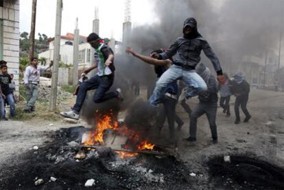 Jóvenes palestinos se enfrentan a las fuerzas militares israelíes en la ciudad cisjordana de Hebrón, el Día de conmemoración de la Nakba (Catástrofe), que recuerda el exilio palestino tras la creación del Estado de Israel.