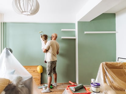 Padre e hija pintando