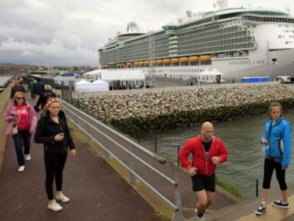 El barco 'Independence of Seas' de la compañia Royal Caribbean ha inaugurado oficialmente este miércoles  el nuevo muelle de atraque de cruceros de Getxo.