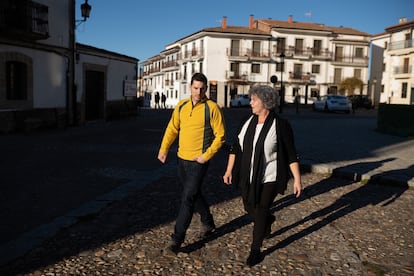 Miguel Rodero, de Izquierda Unida, y Elvira Martínez, del PP, pasean la semana pasada por Candelario (Salamanca).