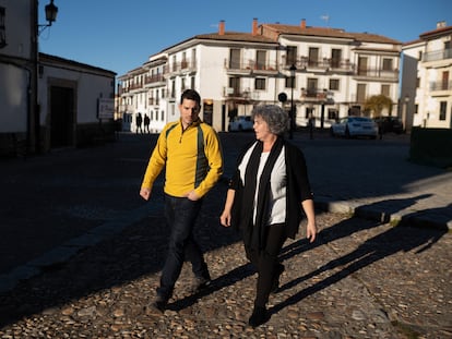 Miguel Rodero, de Izquierda Unida, y Elvira Martínez, del PP, pasean la semana pasada por Candelario (Salamanca).