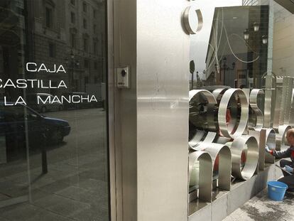 Un operario limpia los cristales de una oficina de CCM en Madrid.