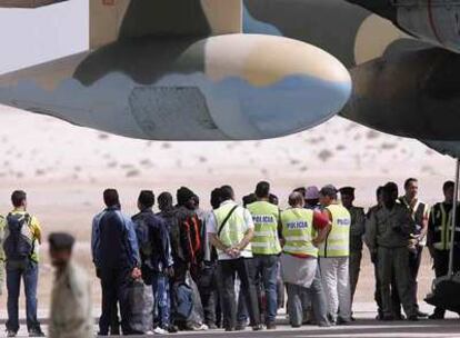 Salida del avión desde el aeropuerto mauritano de Nuadibú  de 35 de los inmigrantes llegados a bordo del &#39;Marine I&#39;