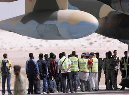 Salida del avión desde el aeropuerto mauritano de Nuadibú de 35 de los inmigrantes llegados a bordo del 'Marine I'