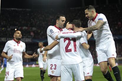 Los jugadores del Sevilla celebran el 1 a 0. 