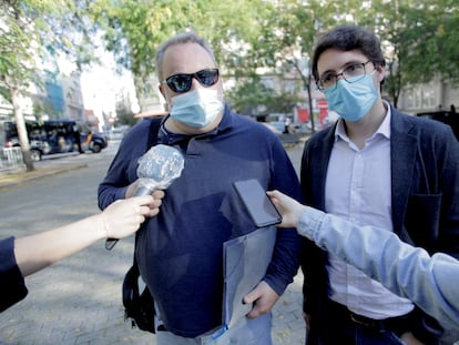 Carlos Babío y Manuel López Lorenzo, de izquierda a derecha, autores del libro 'Meirás: un pazo, un caudillo, un espolio', a su llegada al juzgado de A Coruña esta mañana.