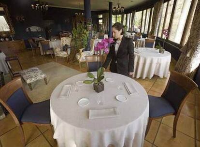 Comedor del restaurante de Martín Berasategui, en Lasarte. Abajo, crema torrefactada de café frío.