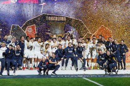 Los jugadores del Real Madrid celebran su victoria en la final de la Supercopa de España.