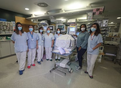 El equipo de enfermeras con Karen, una de las madres, en la UCI de prematuros del Hospital Gregorio Marañón.