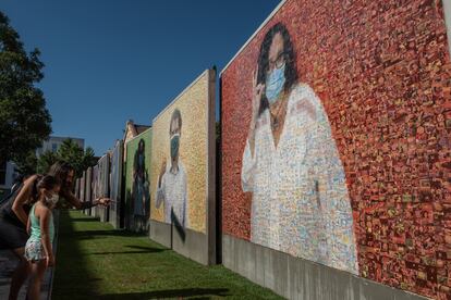 El mural 'Mirades des del confinament' en Igualada.