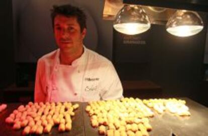 Antonio Granados frente al mostrador de croquetas.