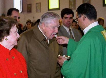 Pinochet comulga en 2002.