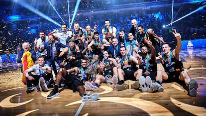 La plantilla del Burgos celebra el título de la Champions FIBA conseguido ante el Karsikaya.