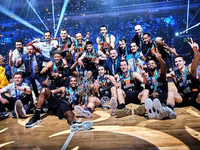 La plantilla del Burgos celebra el título de la Champions FIBA conseguido ante el Karsikaya.