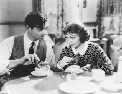 Clark Gable y Claudette Colbert disfrutan de unos donuts en 'Sucedió una noche' (Frank Capra, 1934).