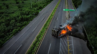 Un camión de carga incendiado bloquea una carretera tras enfrentamientos entre grupos de crimen organizado y las Fuerzas Armadas, el 29 de agosto en Culiacán.