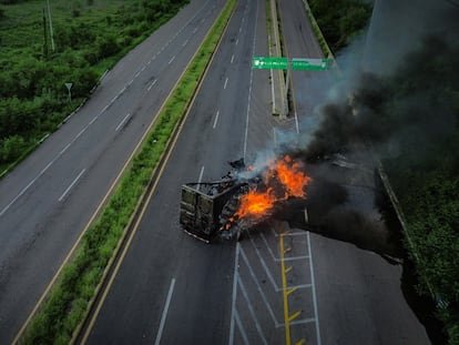 Bloqueos con automóviles incendiados en Sinaloa