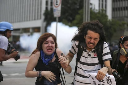 A PM utilizou principalmente bombas de gás contra os manifestantes, que logo começaram a se dispersar pela região, completamente bloqueada pelos agentes.