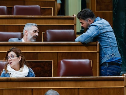El portavoz de ERC, Gabriel Rufián (d) conversa con su compañero de partido Joan Margall Sastre (i) en el Congreso.