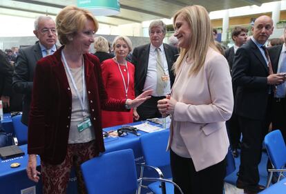 La presidenta del PP de Madrid, Esperanza Aguirre, junto con la presidenta de la Comunidad de Madrid, Cristina Cifuentes.