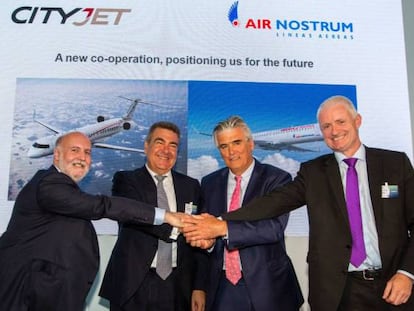 Firma del acuerdo, en 2018, entre directivos de Air Nostrum y CityJet.