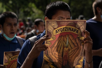 Un manifestante mira de reojo a la cámara. Como adelantó la Fiscalía General de la República (FGR) ha solicitado la cancelación de al menos 21 de las 83 órdenes de detención que la unidad que investiga el caso Ayotzinapa pidió a mediados de agosto.