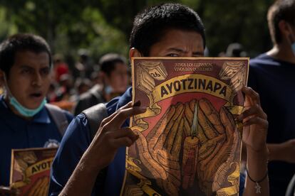 Un manifestante sostiene un cartel durante una marcha en Ciudad de México, en septiembre de 2022.