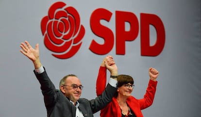 Norbert Walter-Borjans y Saskia Esken, durante el congreso de este viernes en Berlin.