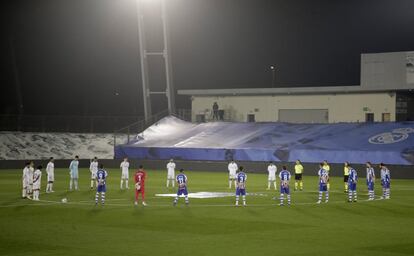 Vista general durante el minuto de silencio en memoria de Diego Armando Maradona antes del partido.