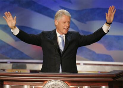 El último presidente demócrata, Bill Clinton, ha tenido palabras de alabanza para el que espera sea su sucesor en el cargo, John Kerry. Clinton ha sido aclamado como un héroe por los 5.000 delegados presentes en el Fleet Center de Boston.