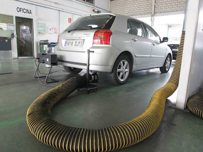 Un coches realiza la prueba de gases en la inspección de la ITV.