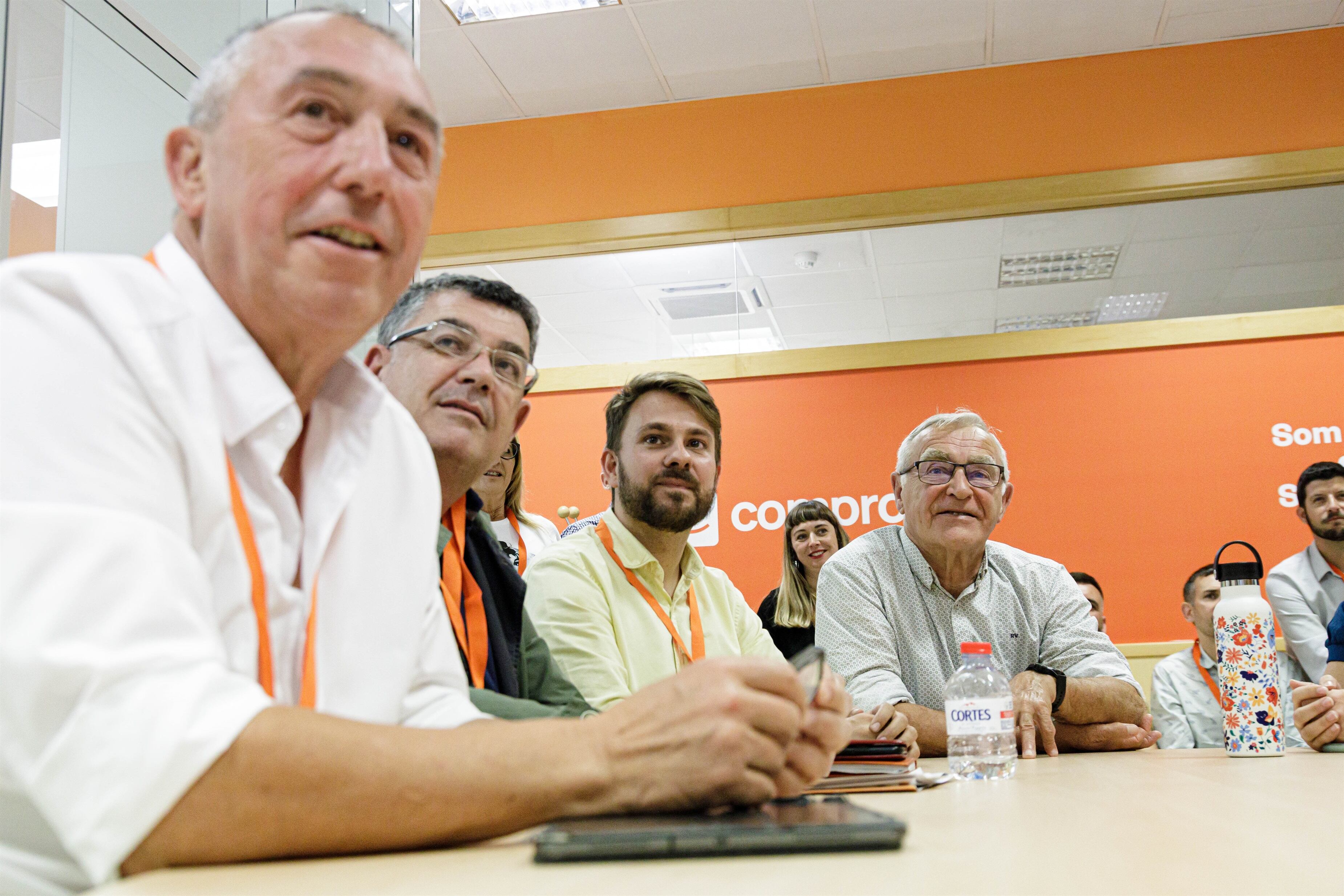 El candidato de Compromís a la Generalitat valenciana, Joan Baldoví (a la izquierda), y el alcalde de Valencia y candidato a la reelección, Joan Ribó (a la derecha), en la sede del partido siguiendo la jornada electoral.