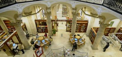 La Biblioteca Pública de Valencia cierra a mediodía y reduce sus horas de préstamo debido a los recortes.